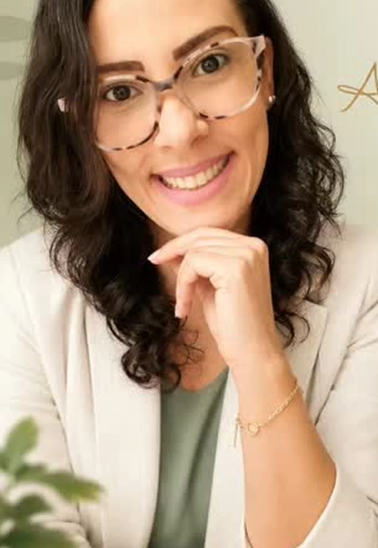 Alberlania Galindo sorrindo em um ambiente acolhedor